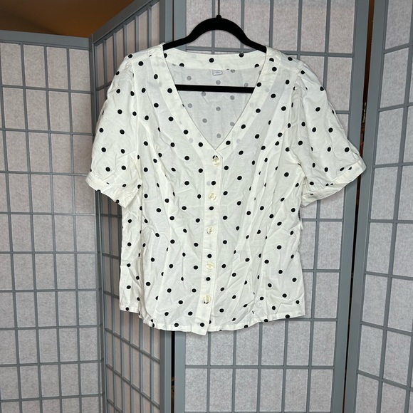 Old Navy Tops - NWT Old Navy Black and White Polka Dot V-Neck Blouse